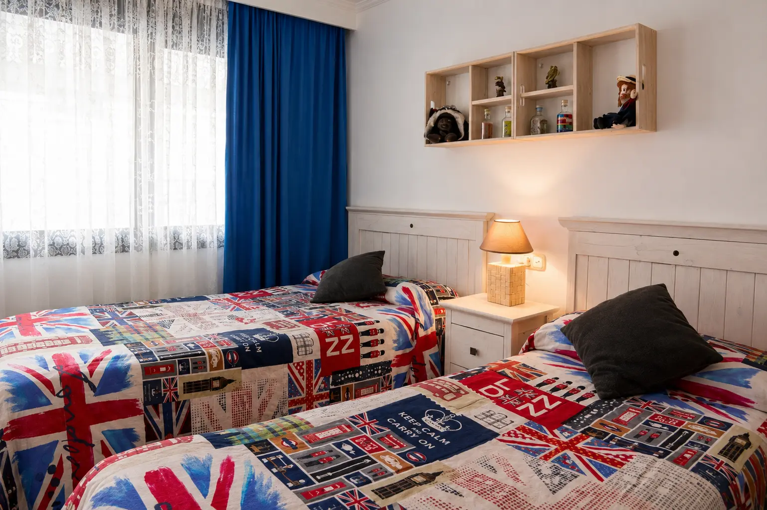 Dormitorio de invitados — Dos camas individuales, armarios y baño privado. Ideal para niños o amigos.