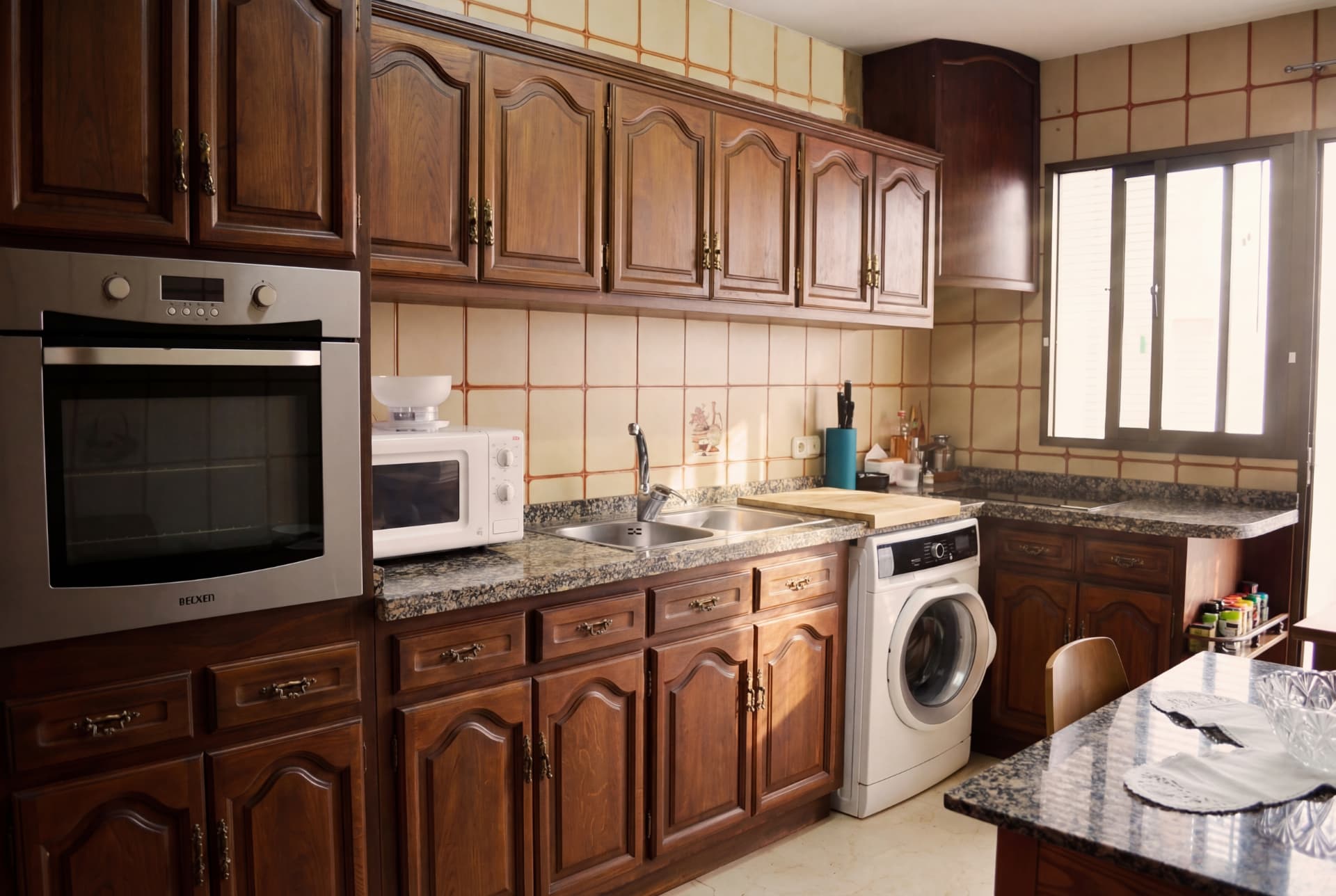 Cocina — Cocina completa con horno, microondas, fogones y lavadora.